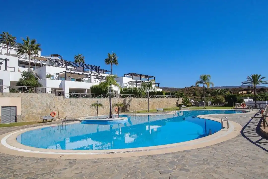 Piscina de Casa adosada en venda en Marbella amb Aire condicionat, Calefacció i Jardí privat