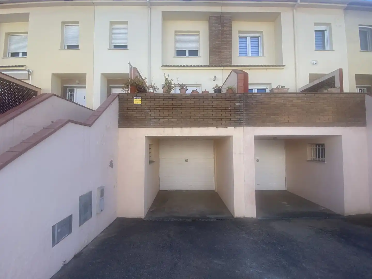 Parking de Casa adosada en venta en Girona con Calefacción, Jardín privado y Terraza