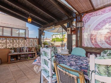 Casa aparellada amb piscina en venda a Calle de Al-Ándalus 27
