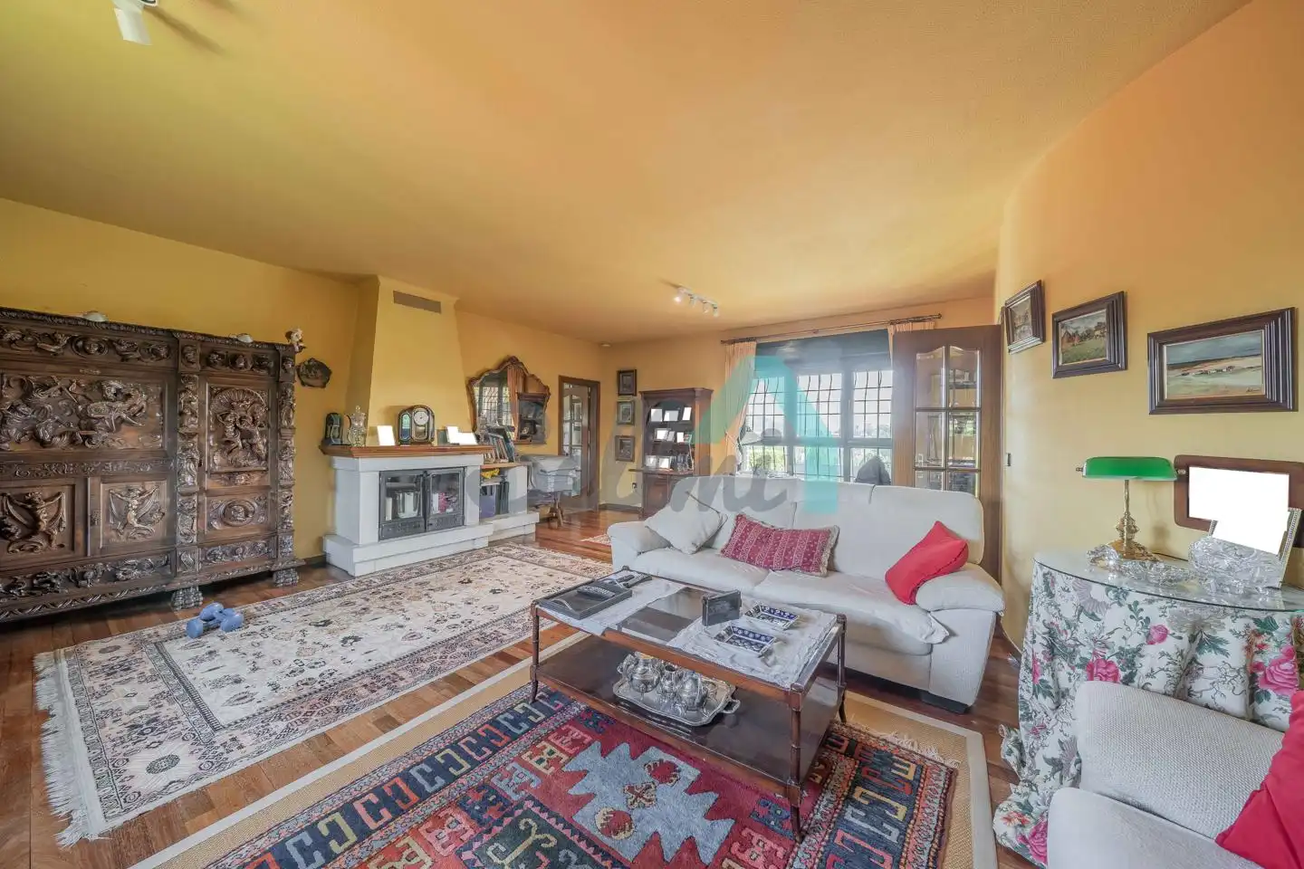 Sala d'estar de Casa o xalet en venda en Oviedo  amb Calefacció, Jardí privat i Parquet