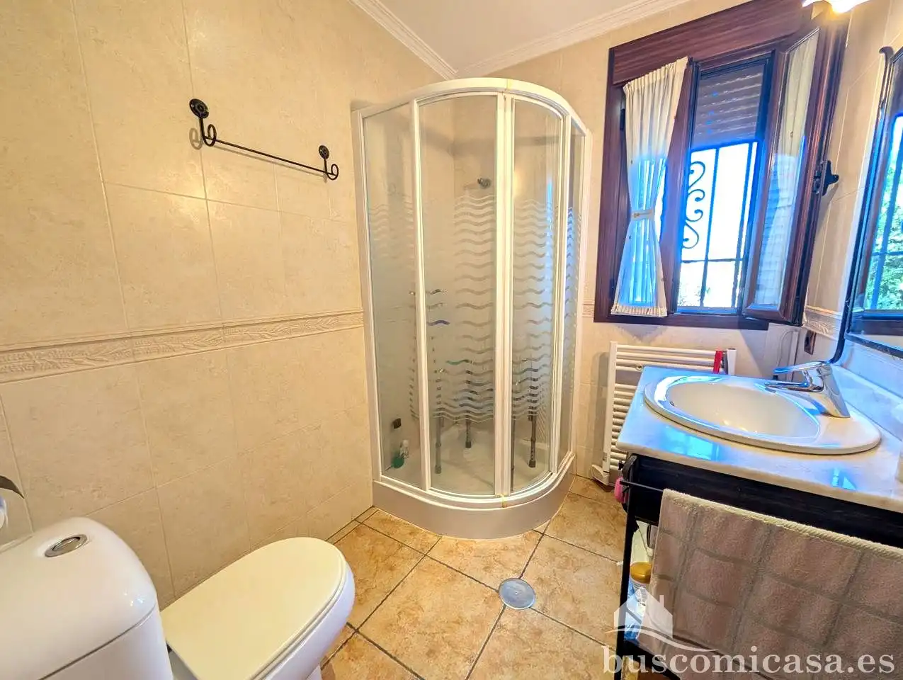 Bany de Casa o xalet en venda en Linares amb Aire condicionat, Jardí privat i Terrassa