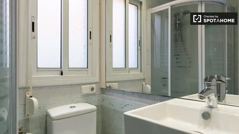 Badezimmer von Wohnung zur Miete in Barcelona mit Klimaanlage, Heizung und Möbliert
