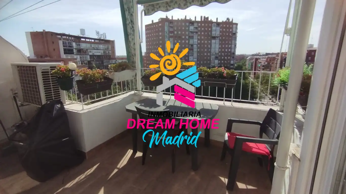 Vista exterior de Àtic en venda en Madrid amb Aire condicionat i Moblat