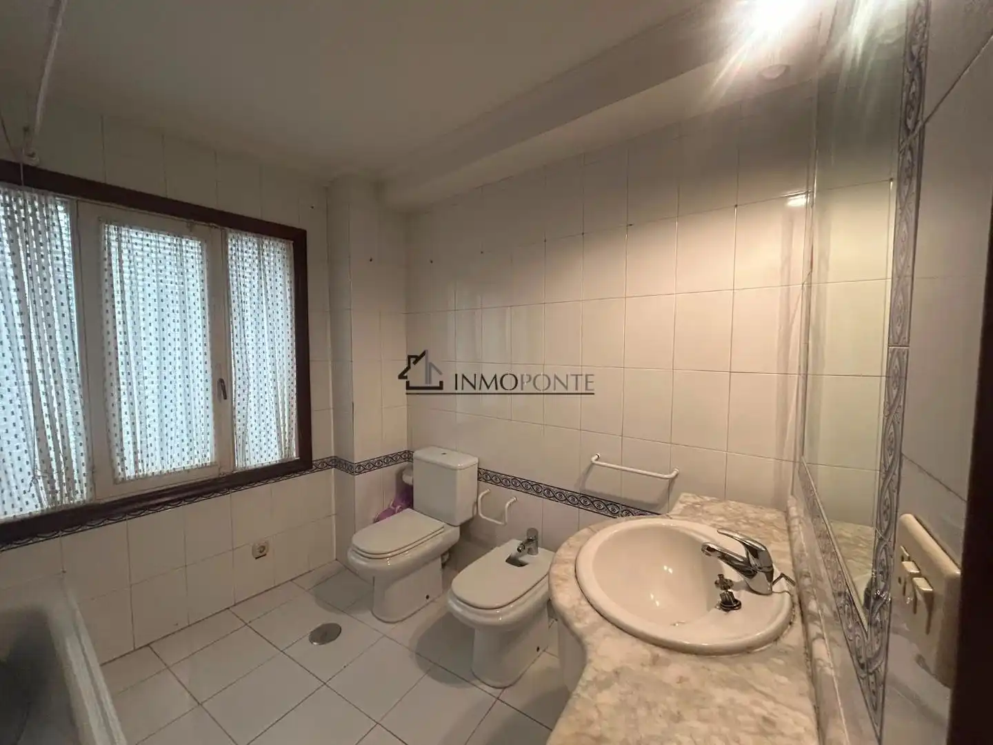 Bathroom of Flat for sale in Pontevedra Capital 