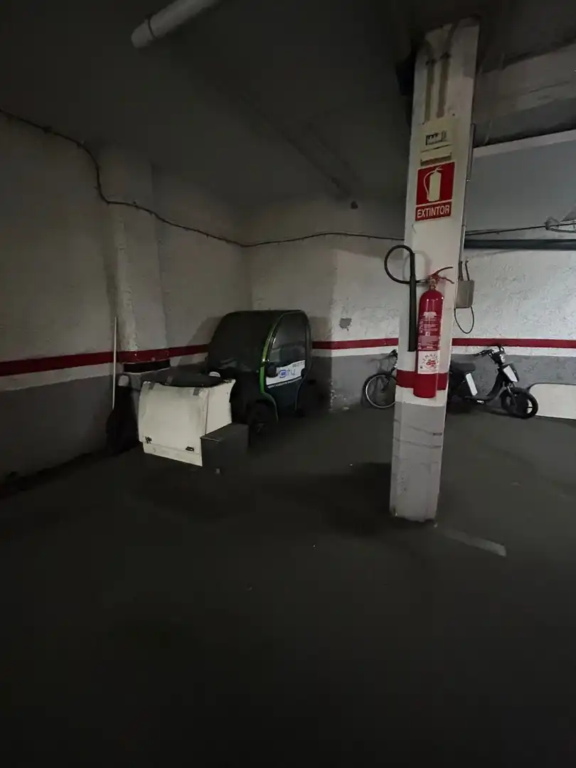 Aparcament de Pis en venda en Barcelona amb Calefacció i Traster