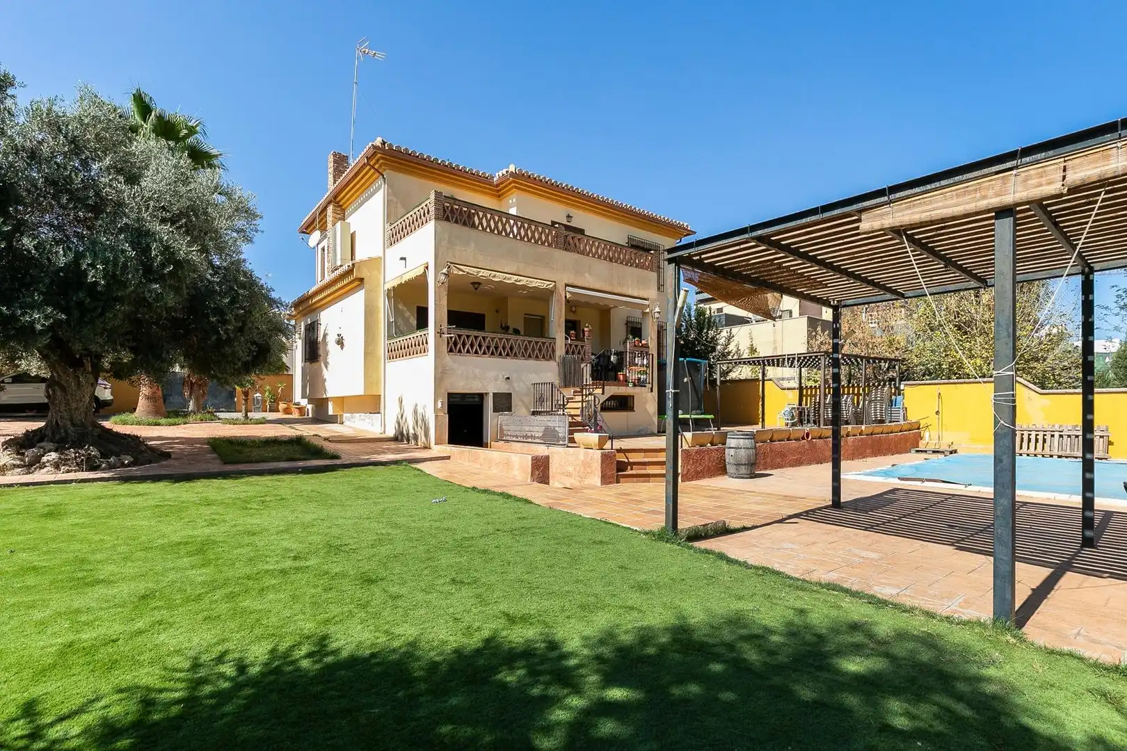 Vista exterior de Casa o chalet en venta en Las Gabias con Aire acondicionado, Calefacción y Jardín privado