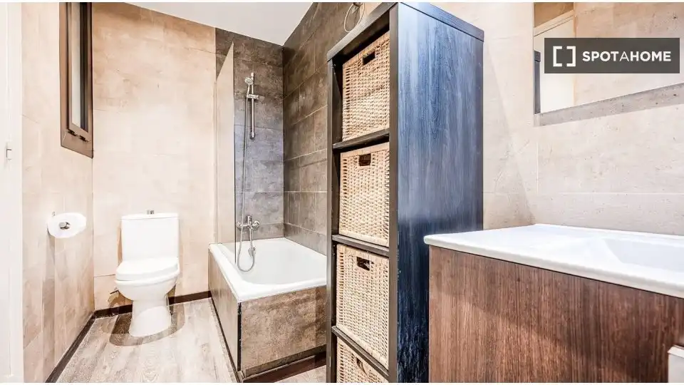 Baño de Piso de alquiler en Barcelona con Aire acondicionado, Calefacción y Amueblado