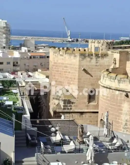 Vista exterior de Ático de alquiler en Almería con Amueblado