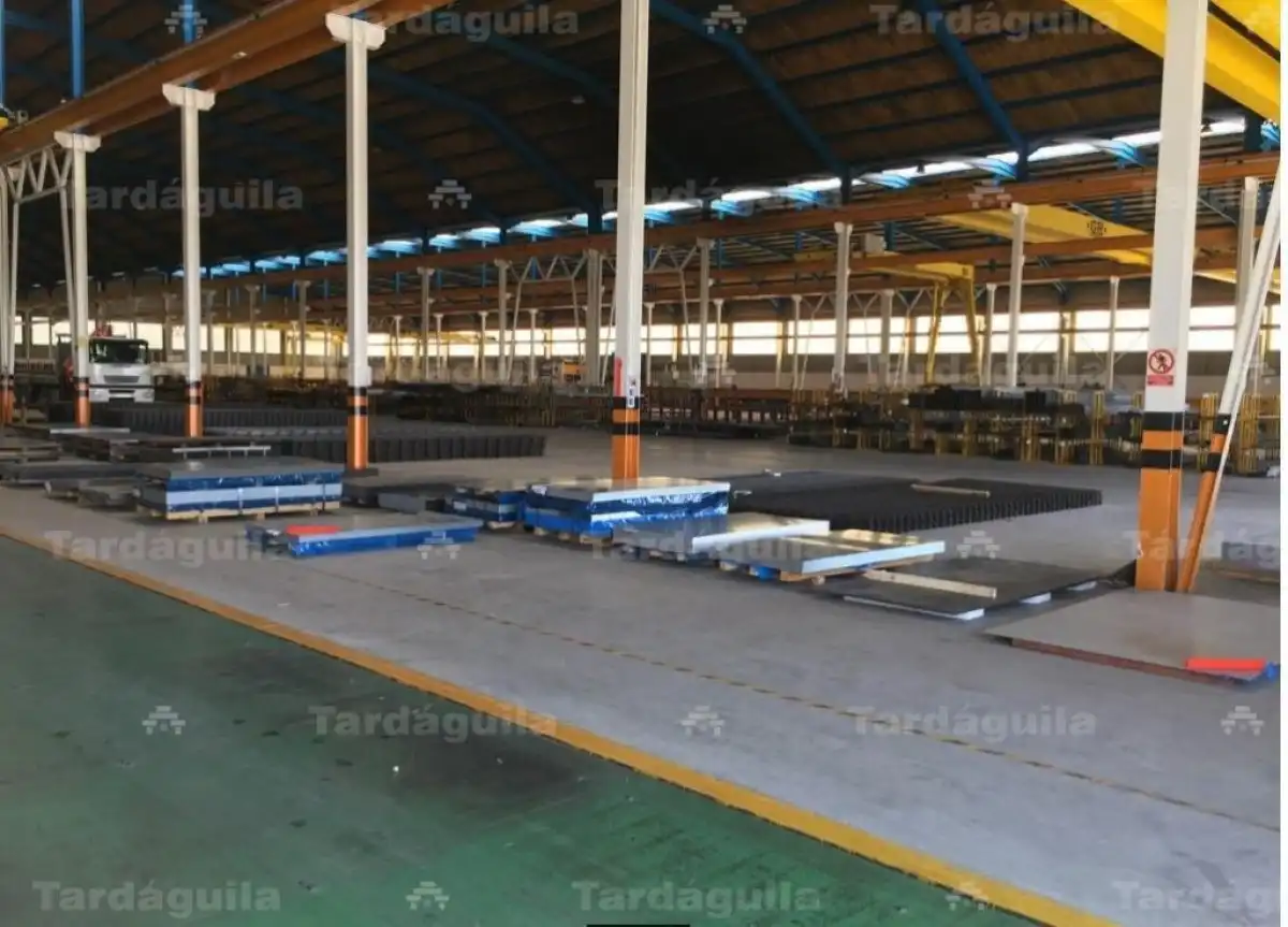Parkplatz von Fabrikhallen zum Verkauf in Castellanos de Moriscos