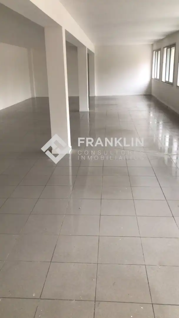 Parkplatz von Fabrikhallen zur Miete in Barberà del Vallès