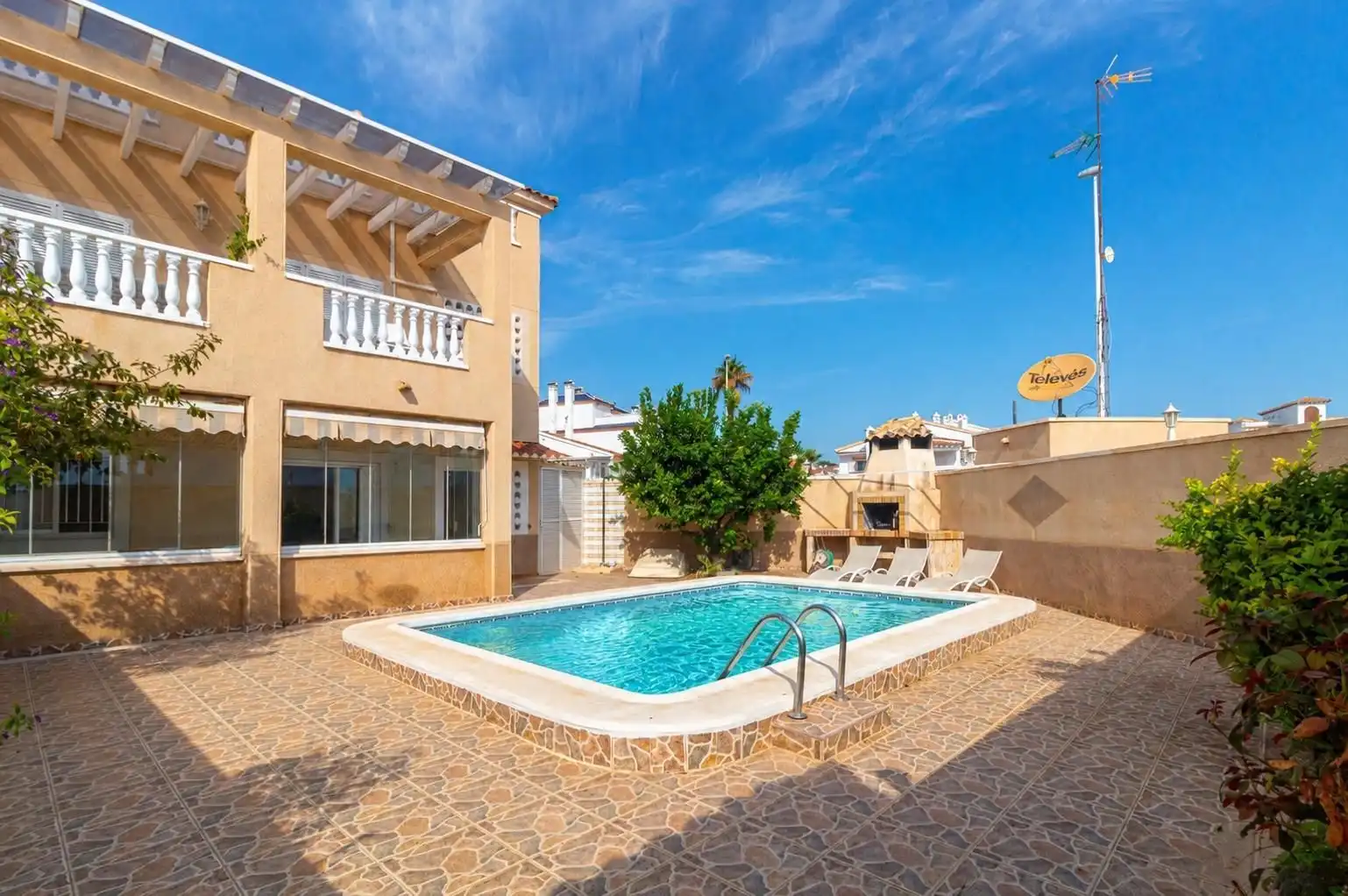 Vista exterior de Casa o xalet en venda en Orihuela amb Aire condicionat, Jardí privat i Terrassa