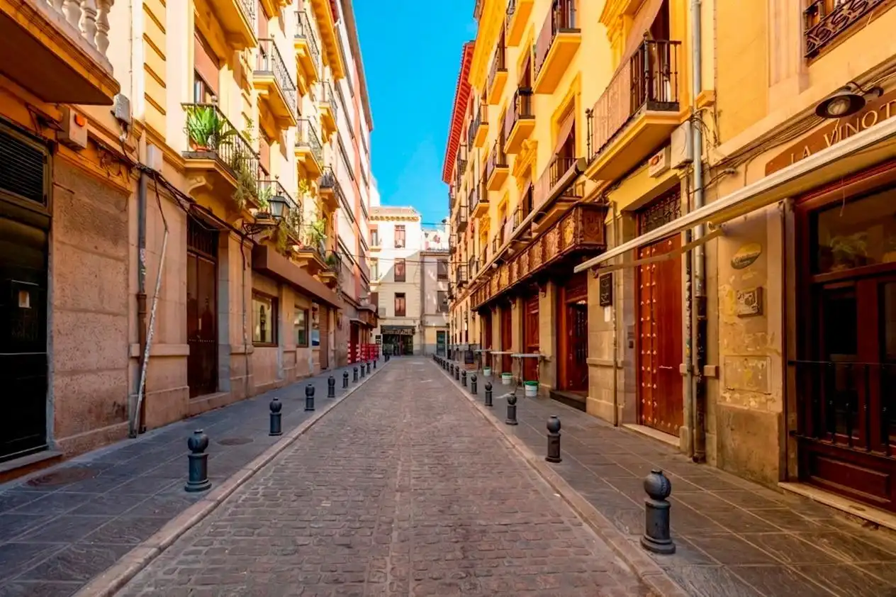 Vista exterior de Pis de lloguer en Granada amb Calefacció i Moblat