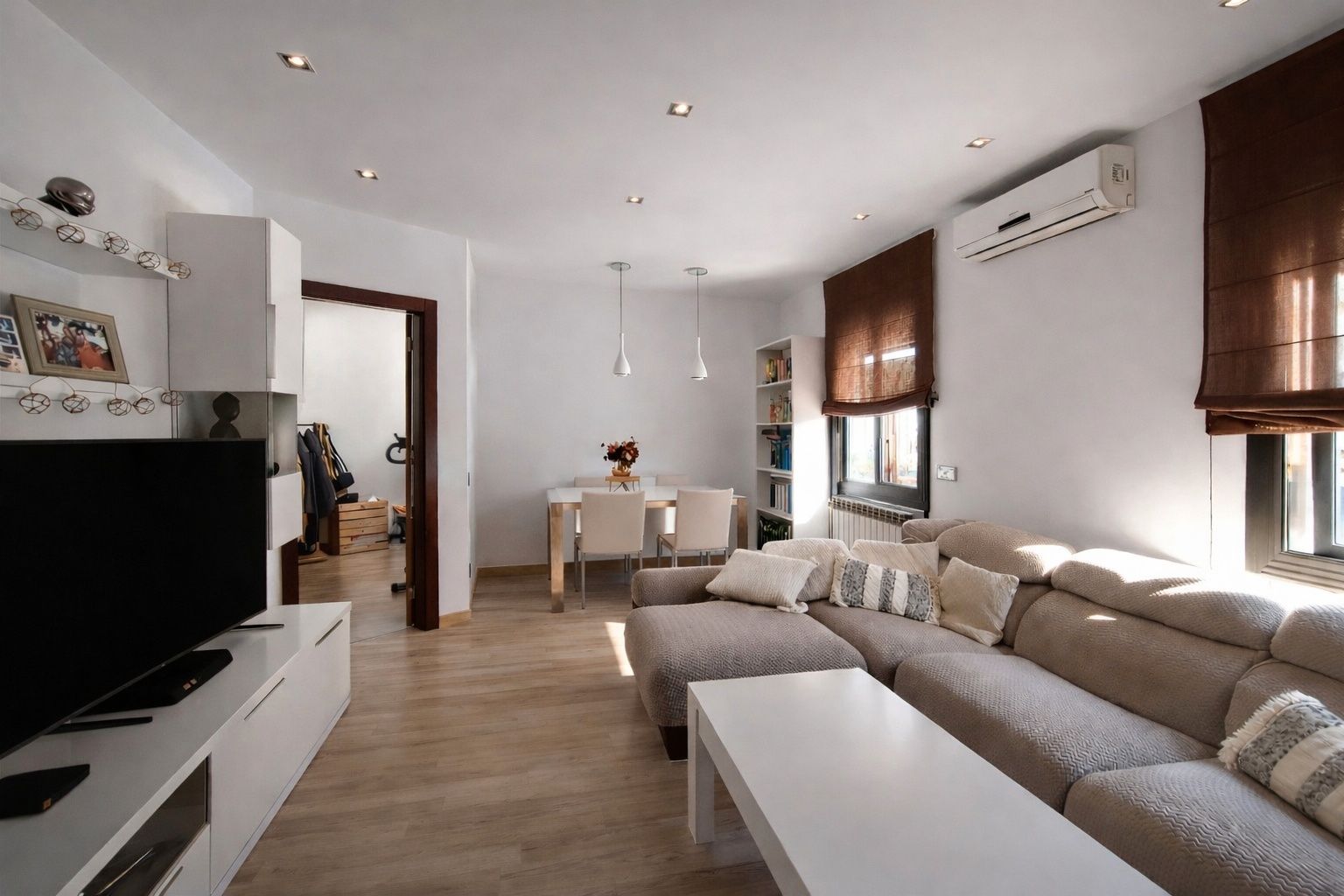 Sala de estar de Piso en venta en Cornellà de Llobregat con Aire acondicionado, Calefacción y Parquet