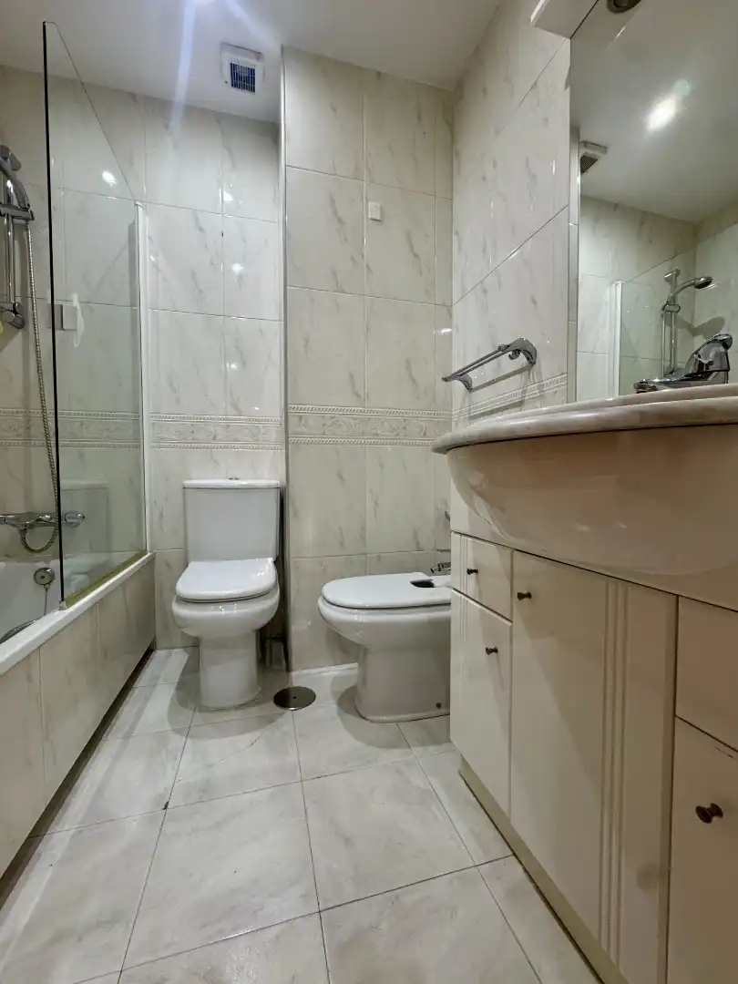 Bathroom of Flat for sale in Madrid  with Parquet flooring, Storage room and Furnished