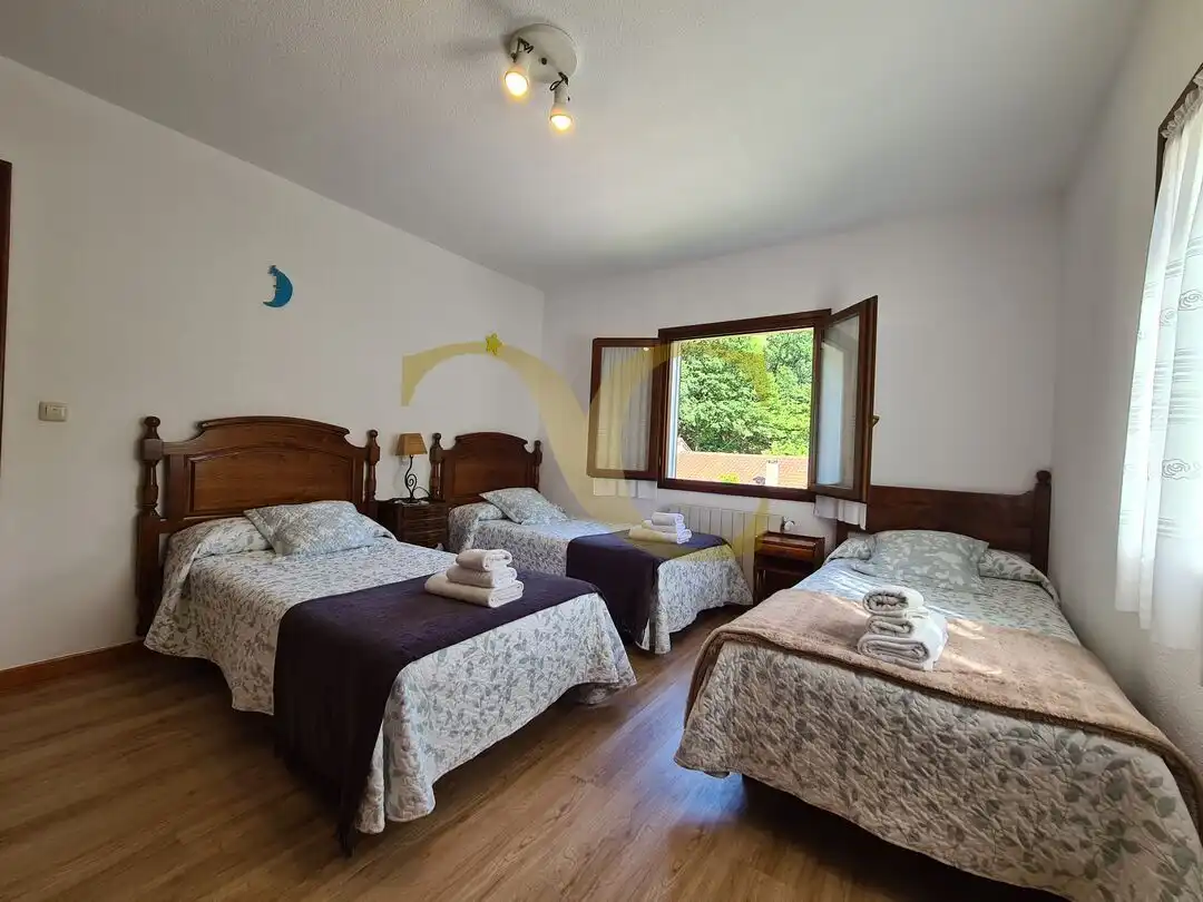 Dormitori de Casa o xalet en venda en Peñamellera Alta amb Calefacció, Jardí privat i Terrassa