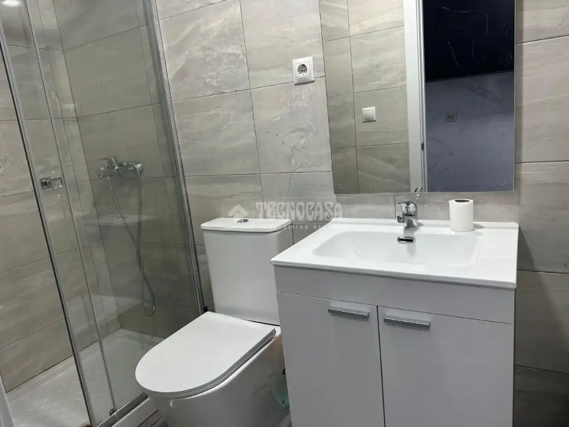 Bathroom of Buildings for sale in Madrid