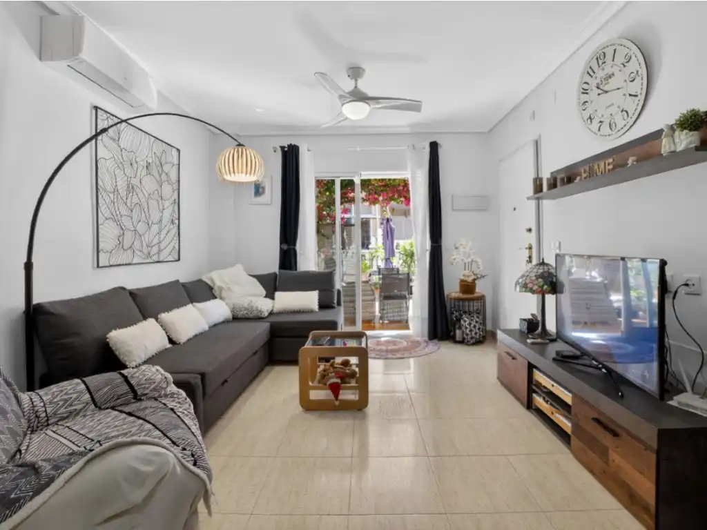 Sala d'estar de Casa o xalet en venda en Orihuela amb Aire condicionat, Jardí privat i Piscina comunitària