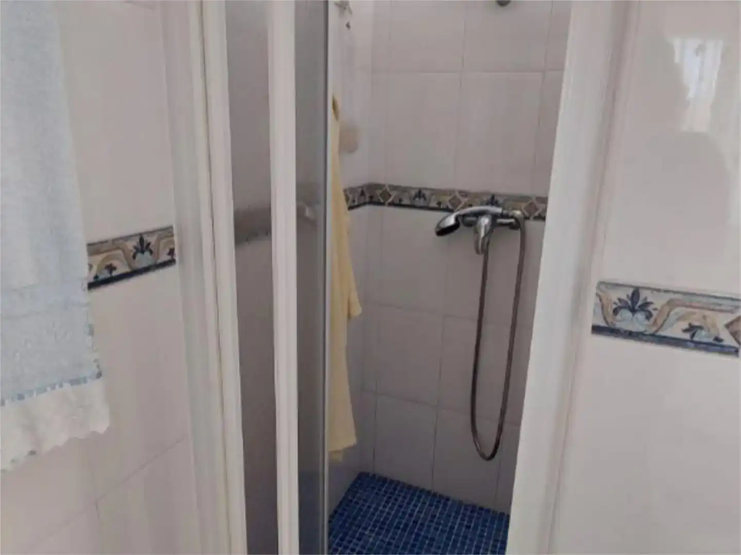 Bany de Casa adosada en venda en Castilblanco de los Arroyos amb Aire condicionat, Jardí privat i Traster