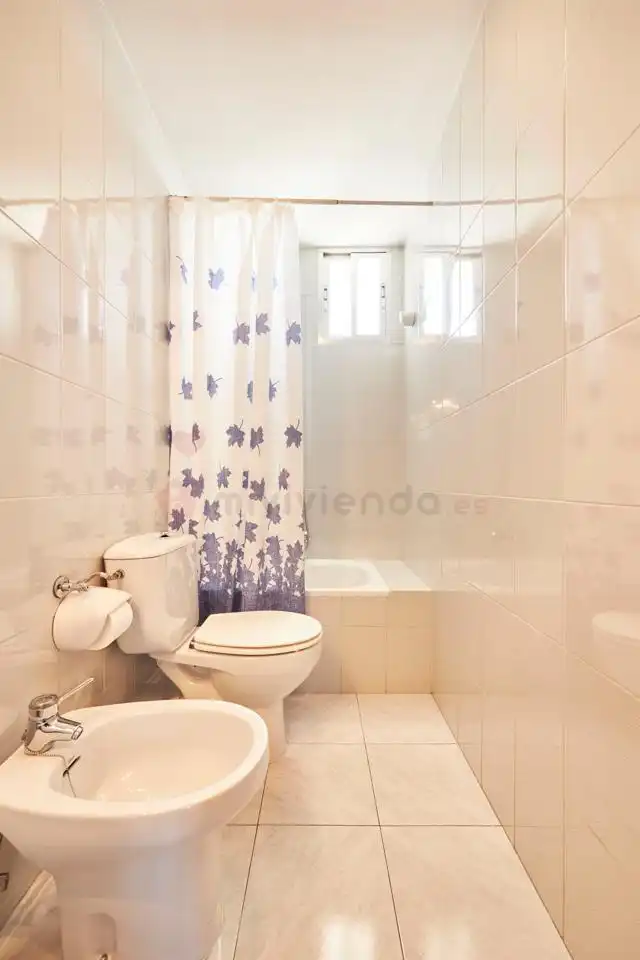 Badezimmer von Dachboden zum Verkauf in Madrid mit Heizung, Terrasse und Abstellraum