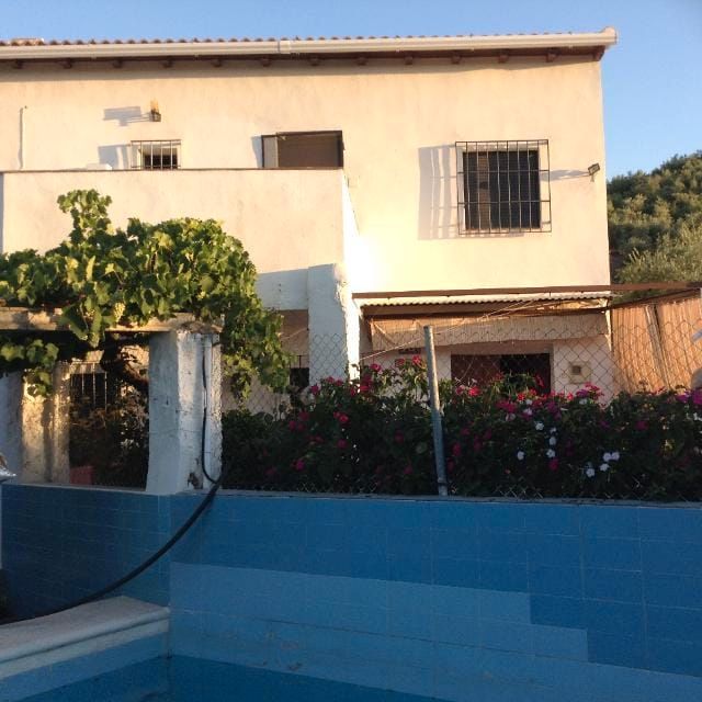 Vista exterior de Finca rústica en venda en Castillo de Locubín amb Moblat