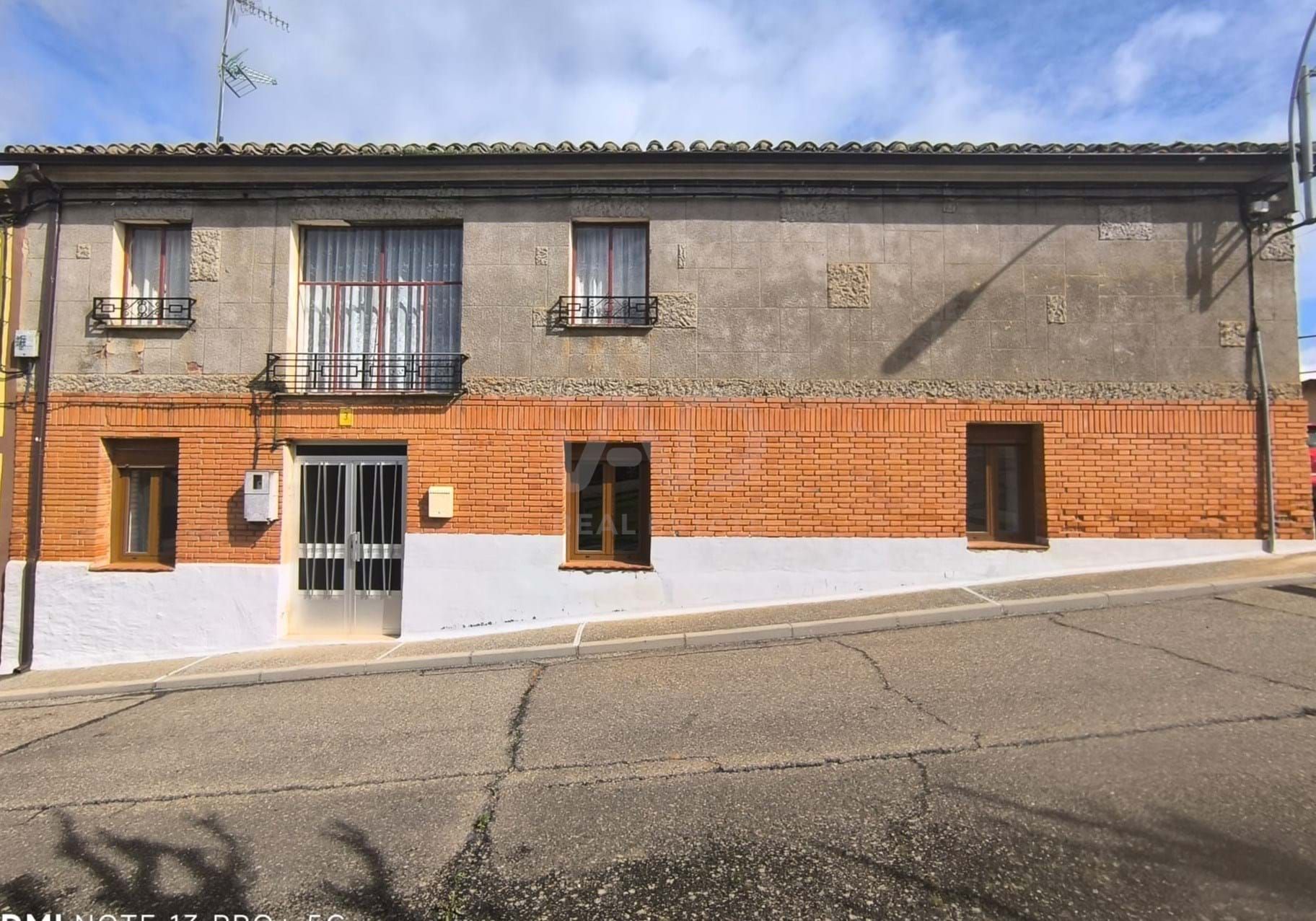 Vista exterior de Casa o xalet en venda en Castilfalé amb Terrassa