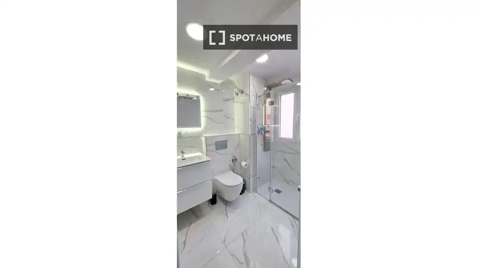 Bathroom of Flat for rent in Valencia  with Air Conditioner, Heating and Furnished