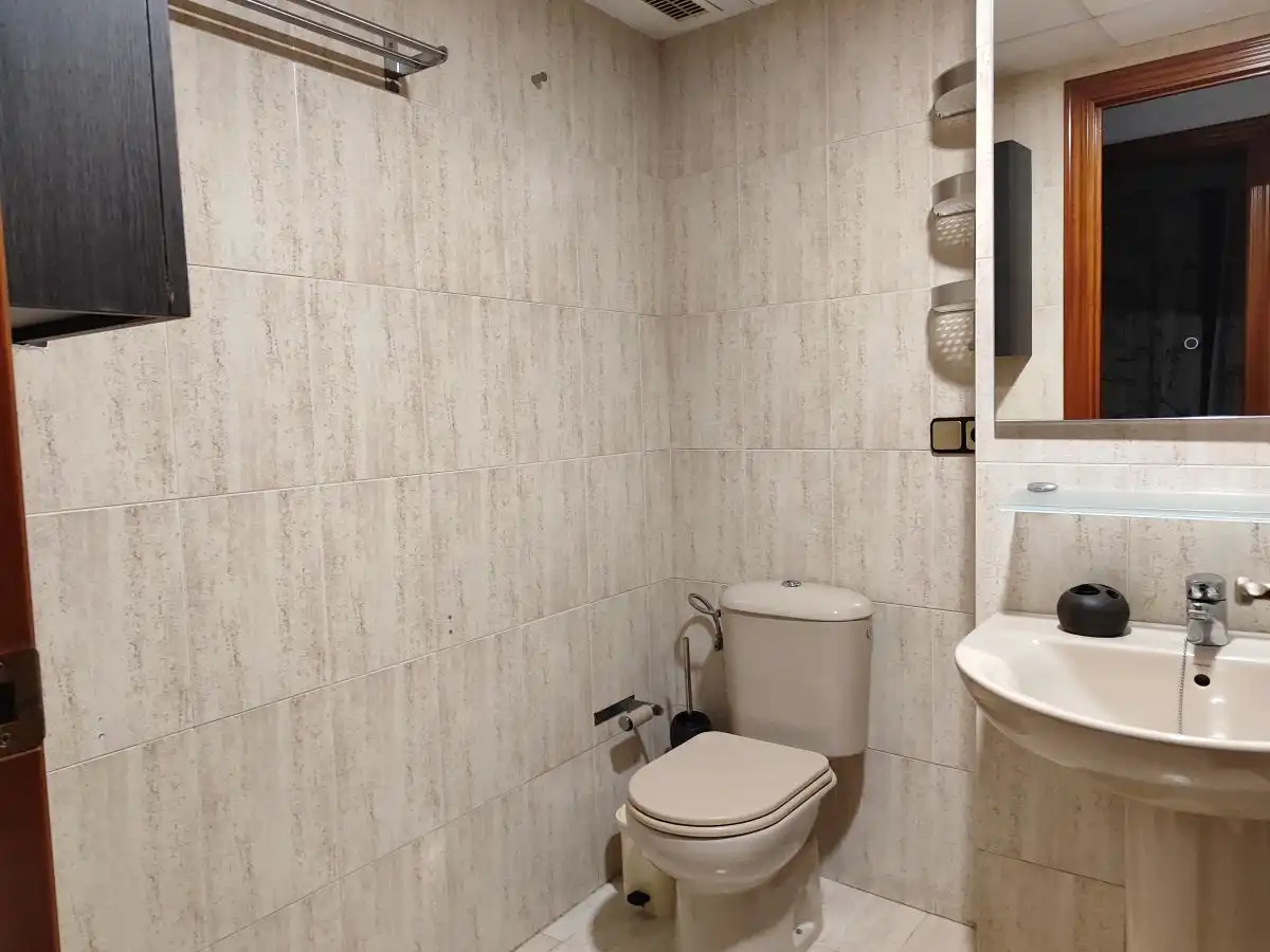 Baño de Piso de alquiler en Huelva con Aire acondicionado, Amueblado y Balcón