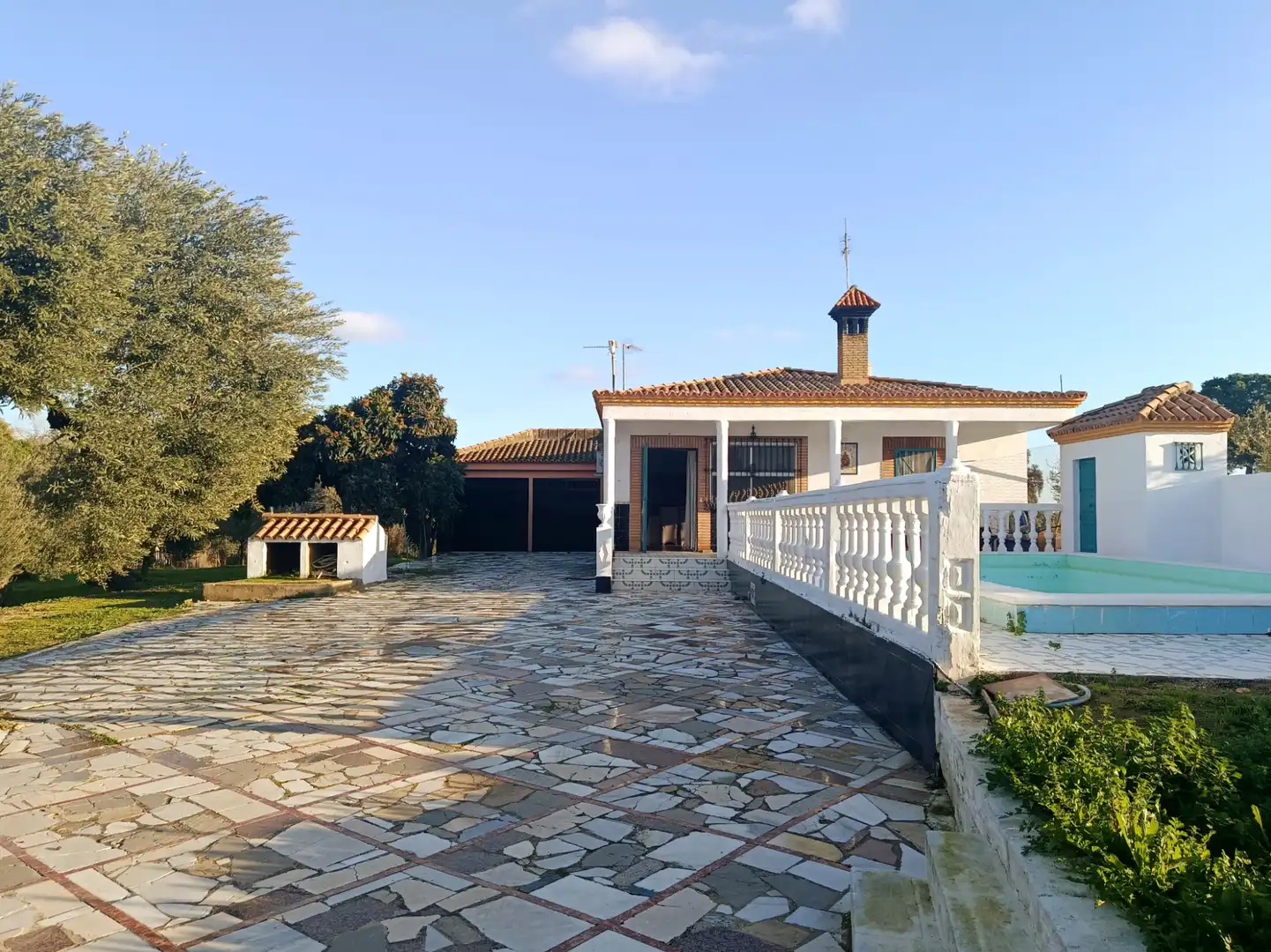 Außenansicht von Country house zum Verkauf in Hinojos mit Privatgarten, Terrasse und Schwimmbad