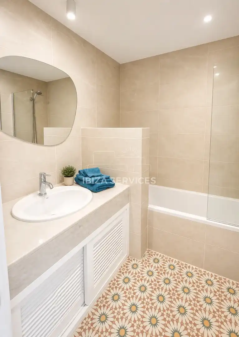 Baño de Piso de alquiler en Santa Eulària des Riu con Aire acondicionado, Jardín privado y Piscina