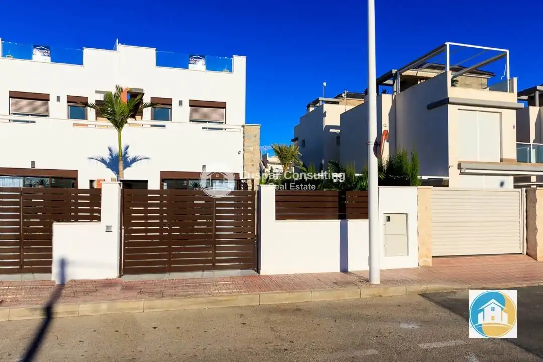 Vista exterior de Dúplex en venda en Pilar de la Horadada amb Aire condicionat, Calefacció i Jardí privat
