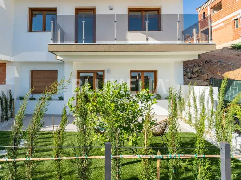 Vista exterior de Casa o xalet en venda en La Nucia amb Aire condicionat, Calefacció i Jardí privat