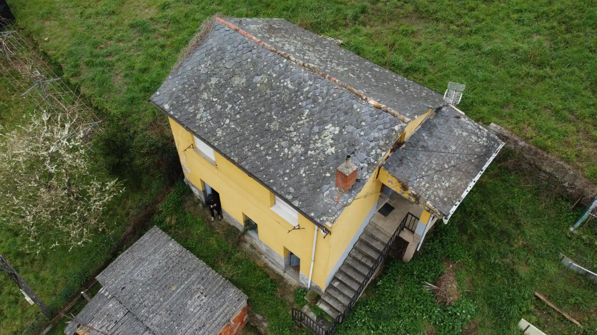 Vista exterior de Casa o xalet en venda en Cangas del Narcea amb Calefacció, Jardí privat i Terrassa