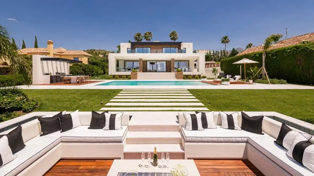 Chalet con piscina en venta en Nueva Andalucía
