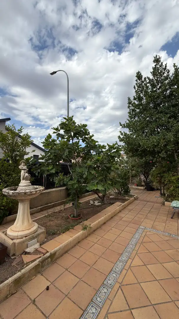 Casa adosada en venda en Torres de la Alameda amb Aire condicionat, Calefacció i Jardí privat