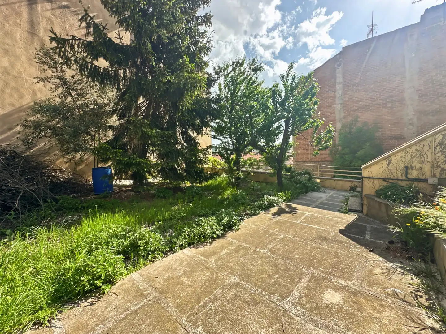 Garten von Einfamilien-Reihenhaus zum Verkauf in Berga mit Heizung und Balkon