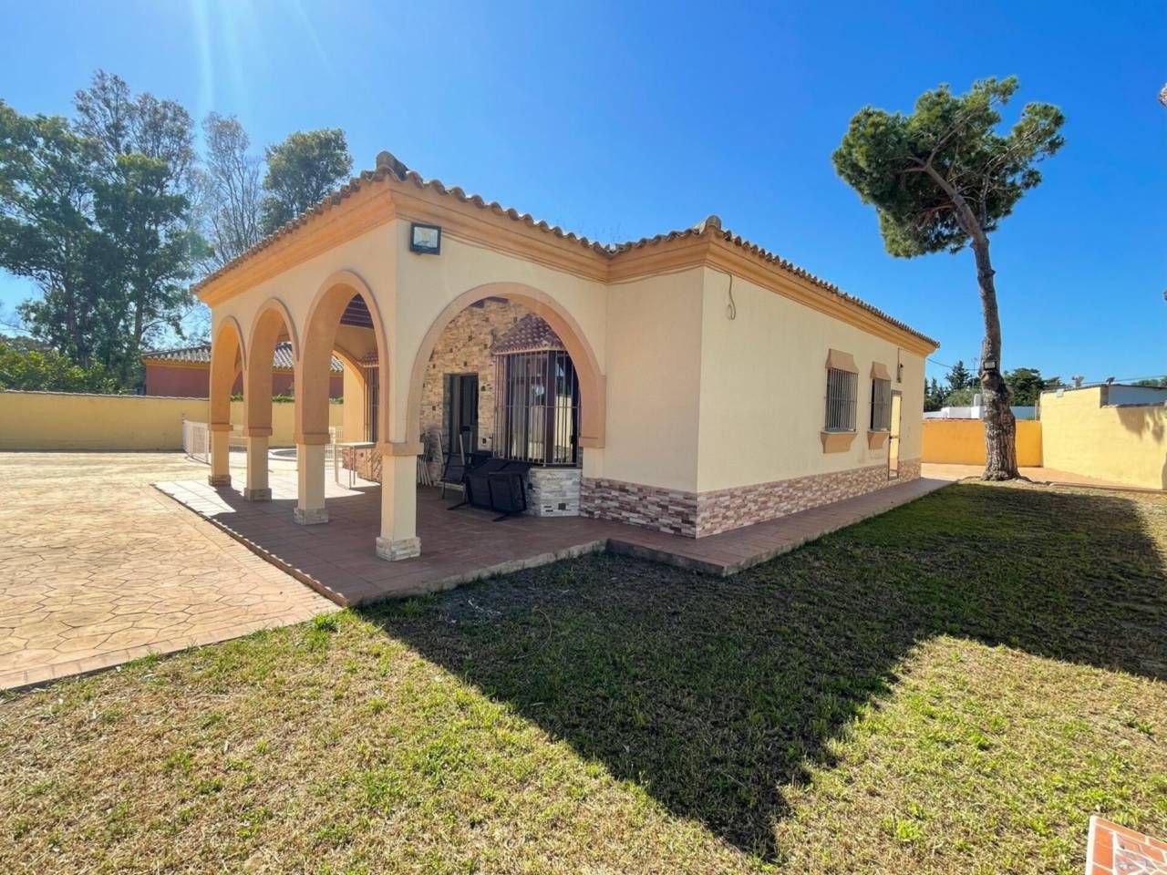 Vista exterior de Casa o xalet de lloguer en Chiclana de la Frontera amb Piscina i Moblat