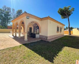 Vista exterior de Casa o xalet de lloguer en Chiclana de la Frontera amb Piscina i Moblat
