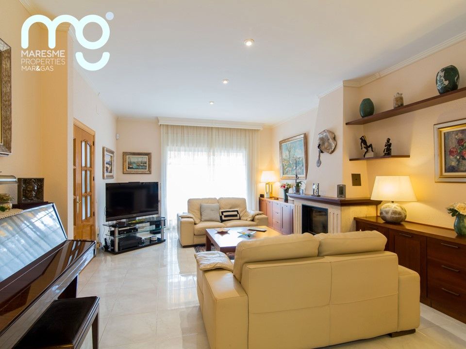 Sala d'estar de Casa o xalet en venda en Premià de Dalt amb Calefacció, Jardí privat i Terrassa