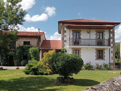 Vista exterior de Finca rústica en venda en Arenas de Iguña amb Jardí privat