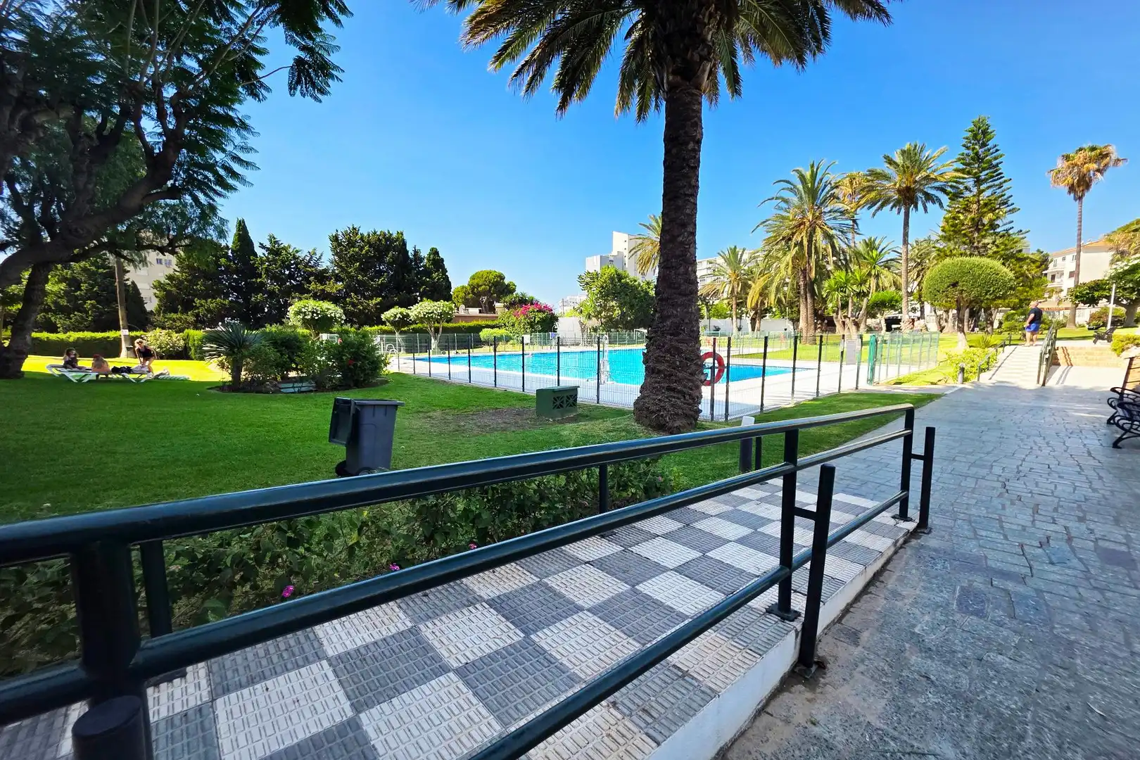 Piscina de Apartament en venda en Benalmádena amb Aire condicionat, Calefacció i Jardí privat