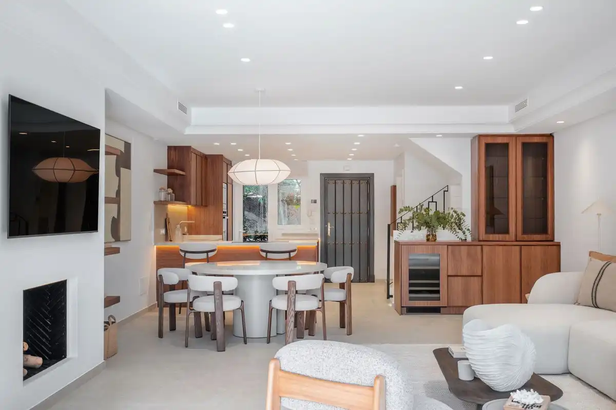 Menjador de Casa o xalet de lloguer en Marbella amb Aire condicionat, Jardí privat i Piscina