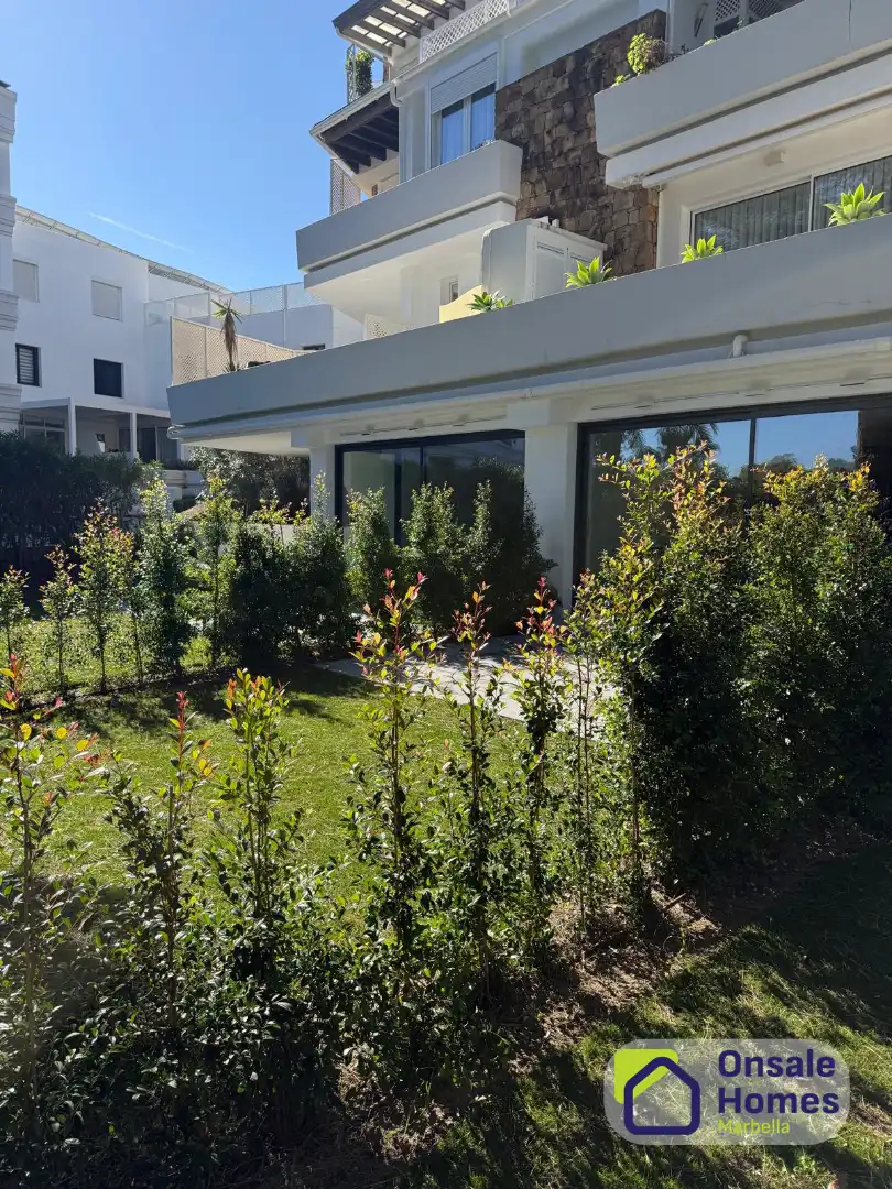 Vista exterior de Apartament en venda en Marbella amb Aire condicionat, Jardí privat i Traster