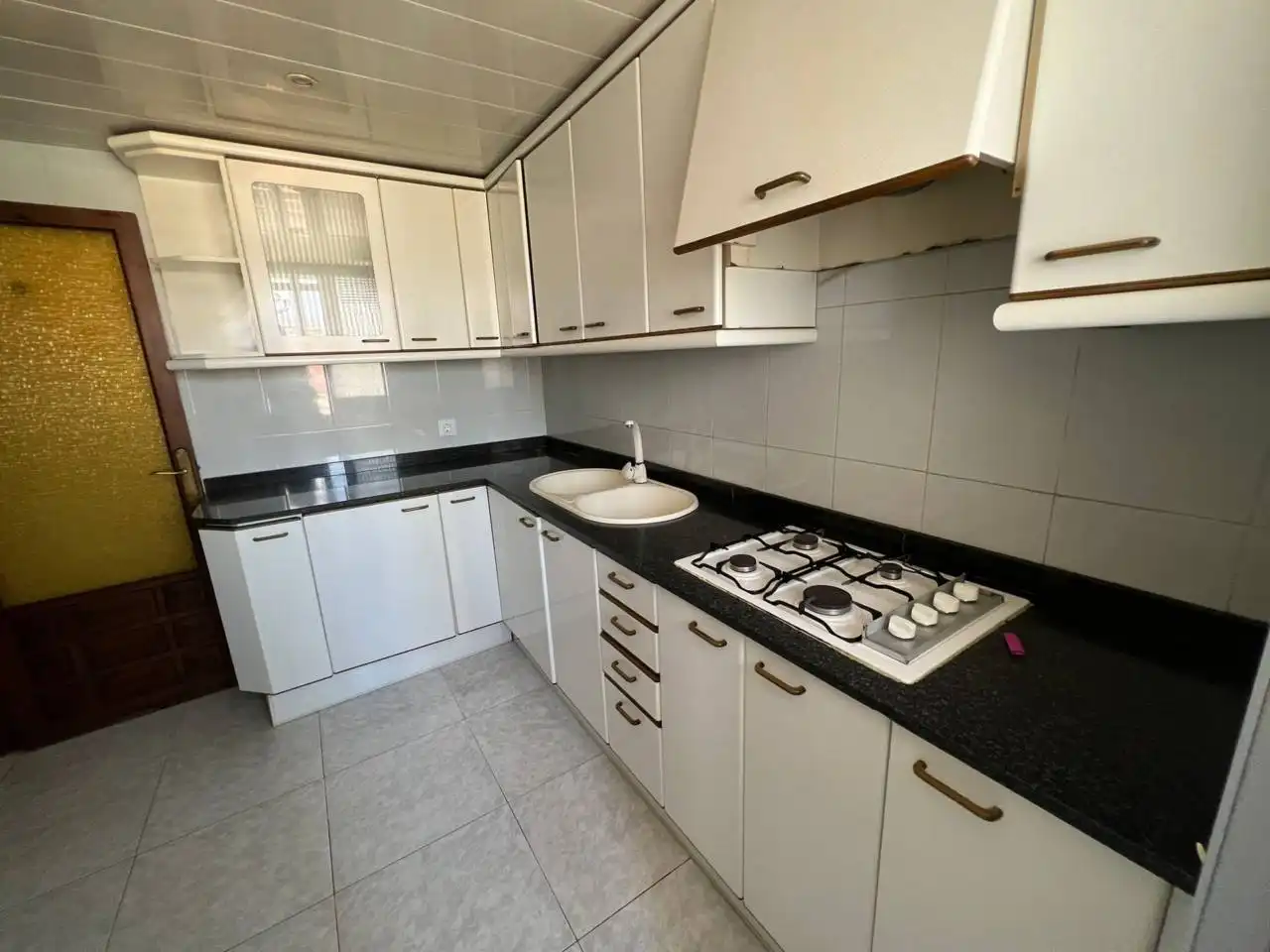 Cocina de Piso en venta en L'Hospitalet de Llobregat con Amueblado y Balcón