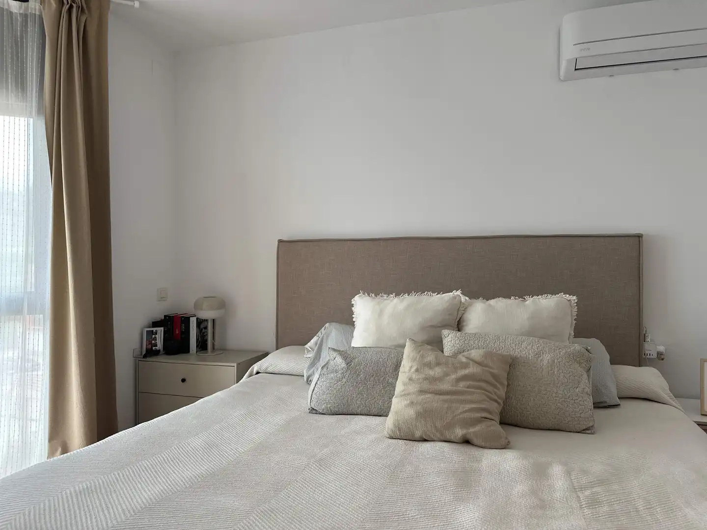 Schlafzimmer von Einfamilien-Reihenhaus zum Verkauf in Sant Esteve Sesrovires mit Klimaanlage, Heizung und Privatgarten