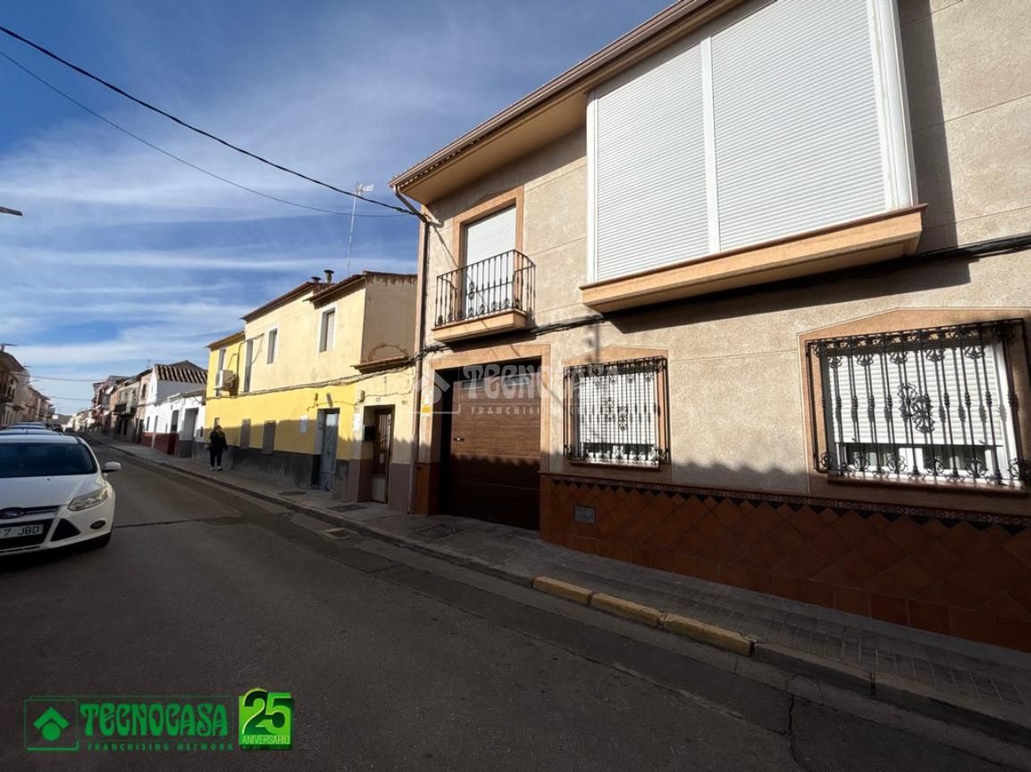 Vista exterior de Casa adosada en venda en Daimiel