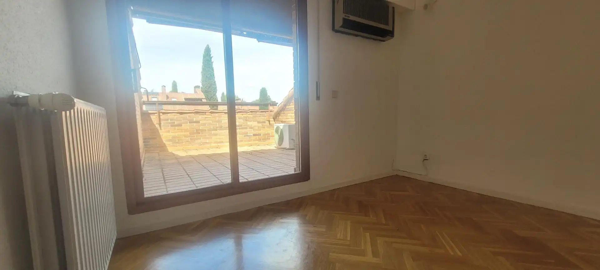 Dormitori de Casa adosada de lloguer en Majadahonda amb Calefacció, Jardí privat i Parquet