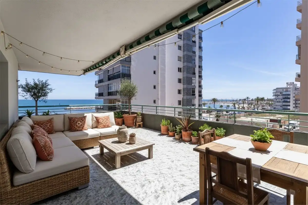 Terrasse von Wohnungen zum Verkauf in Fuengirola mit Klimaanlage, Heizung und Terrasse