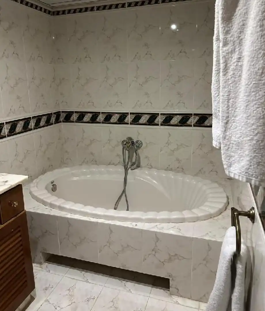 Bany de Casa o xalet en venda en Córdoba amb Aire condicionat, Jardí privat i Terrassa