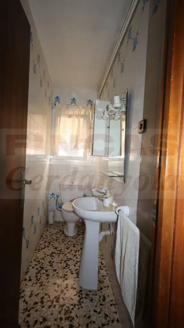 Bany de Pis en venda en Cerdanyola del Vallès amb Calefacció, Terrassa i Balcó