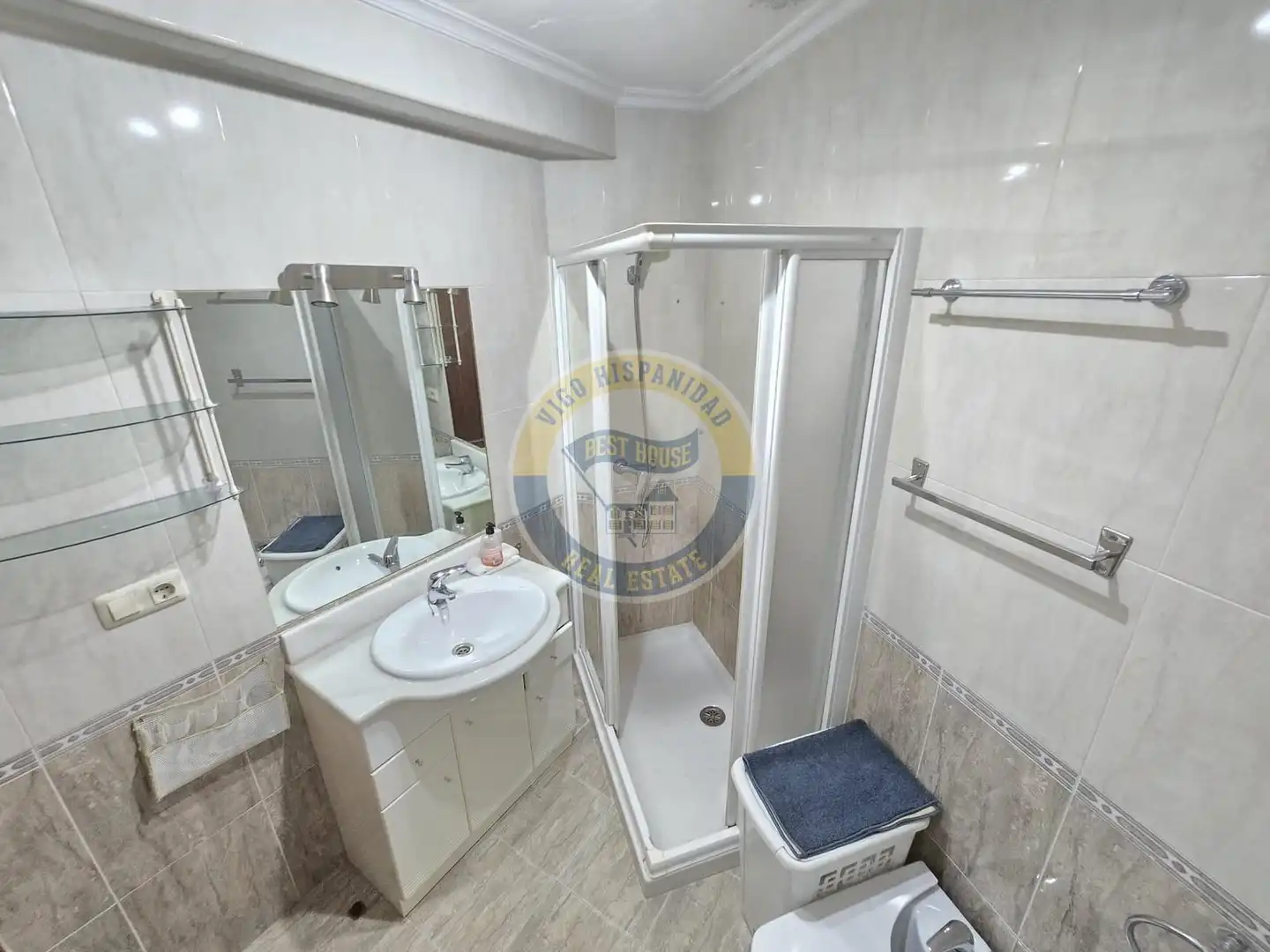 Baño de Piso de alquiler en Vigo  con Calefacción, Parquet y Amueblado